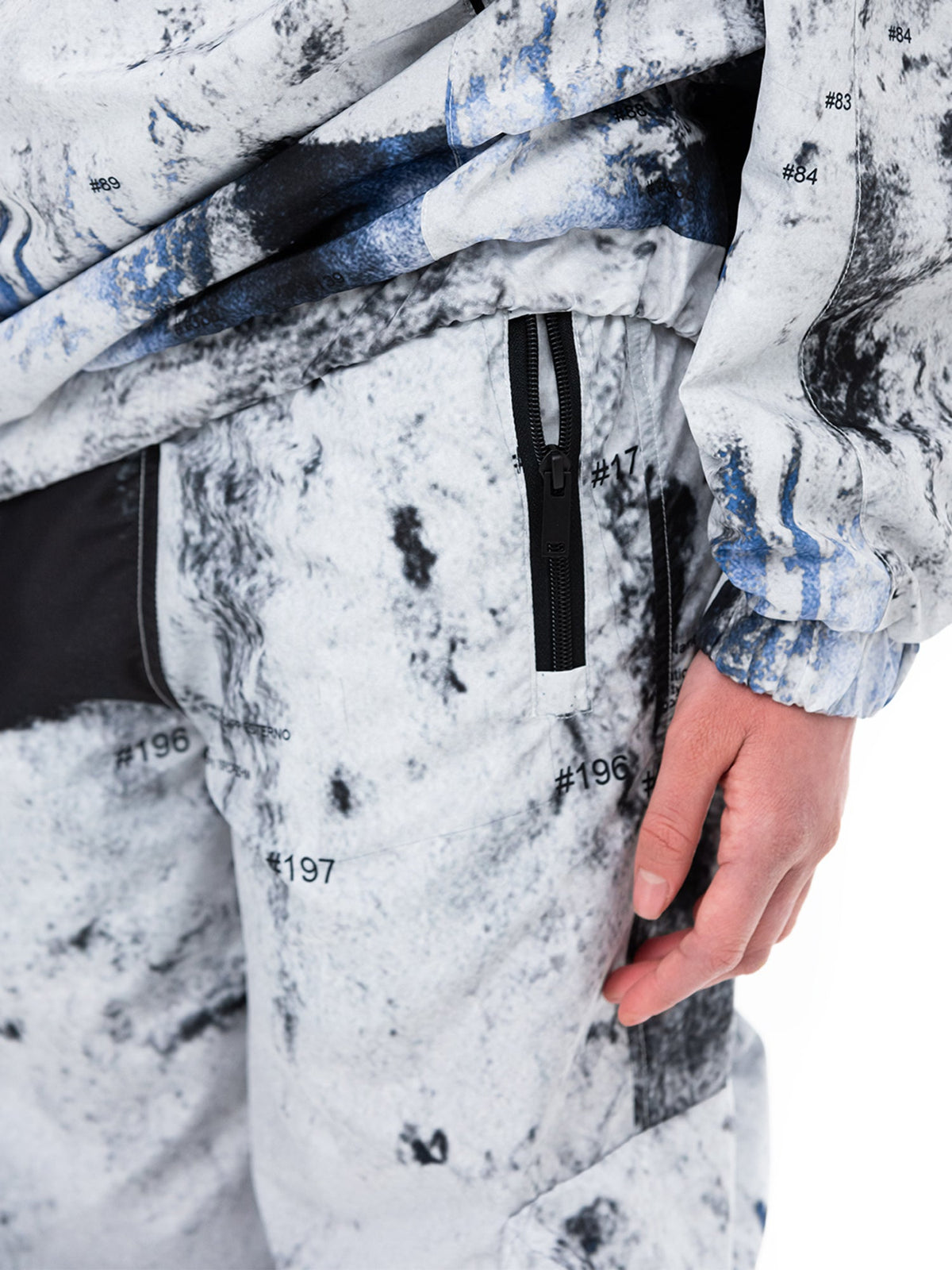 Witte cargobroek Rugged, detail van de zijzak