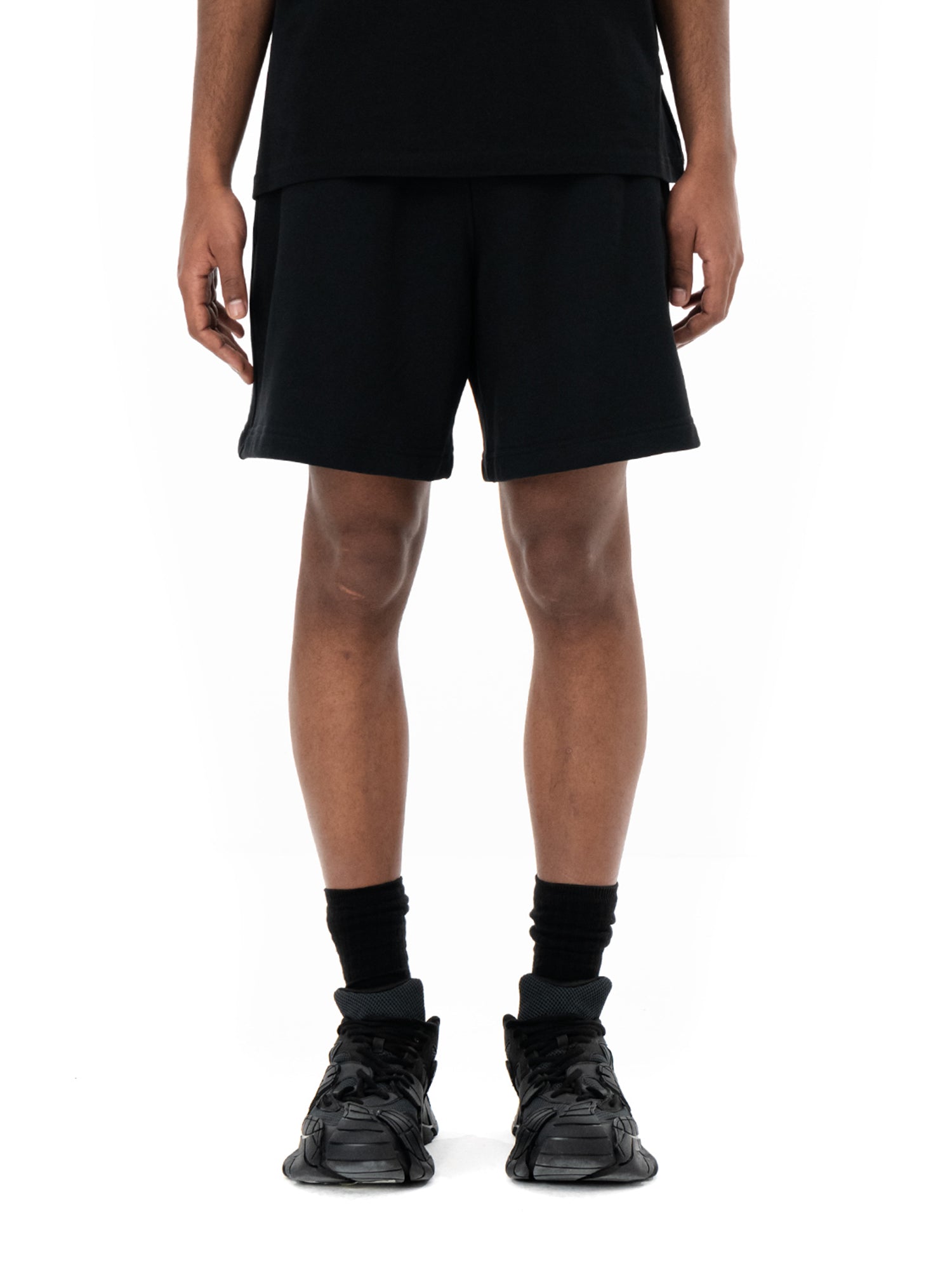 Classic Black fekete bermuda, modellen, elölnézet