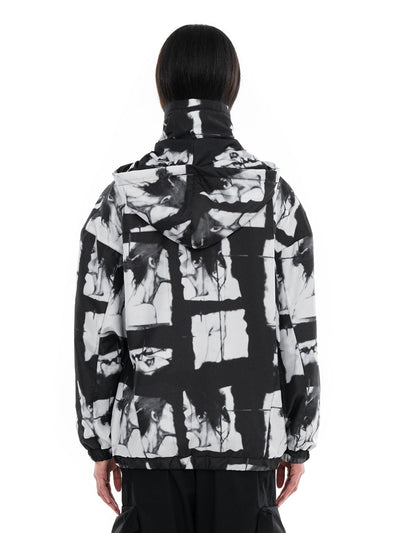 Zwart-witte anorak Unkiss, op model, achteraanzicht