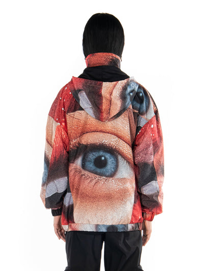 Röd anorak Love Act, på modell, bakifrån