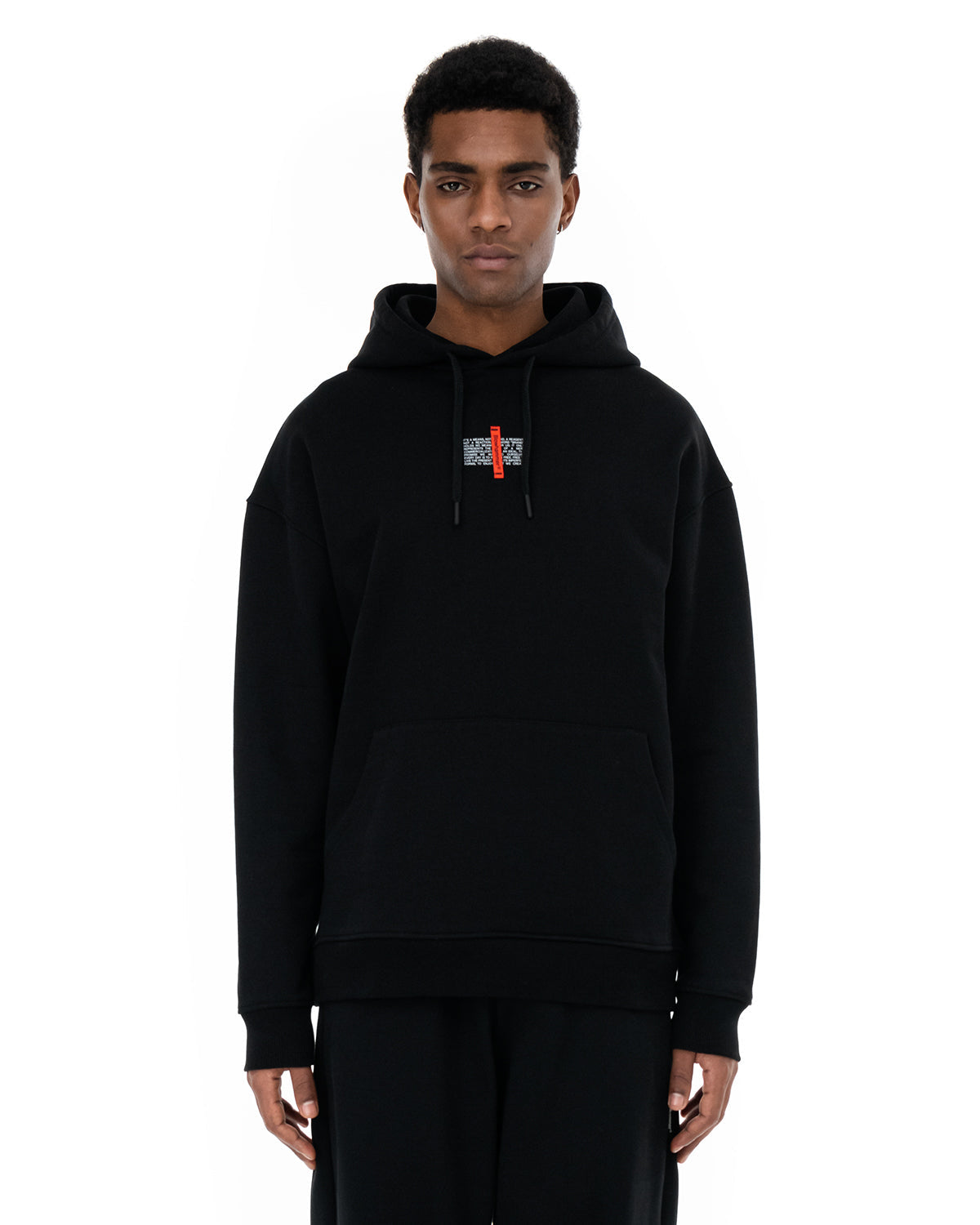 Svart hoodie Flag, på modell, framifrån