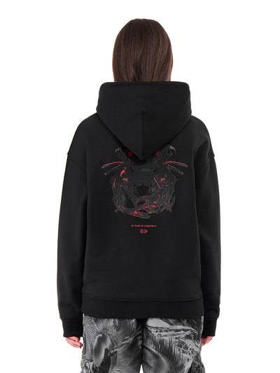 Svart hoodie Insectide, på modell, bakifrån med trycket