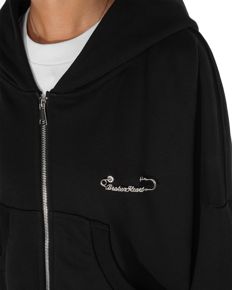 Sweat zippé à capuche noir Brokenheart, détail de l'épingle à nourrice