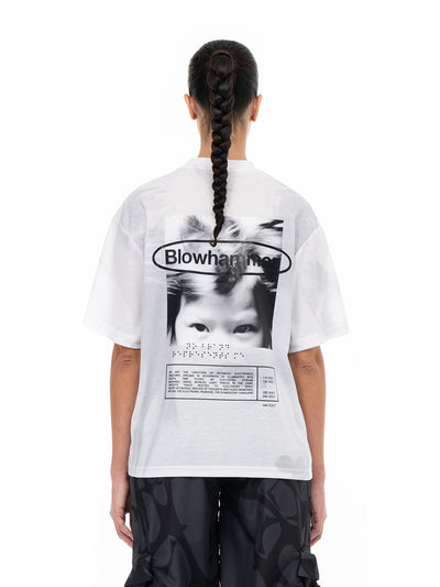 Vit T-shirt Stream, på modell, bakifrån med trycket