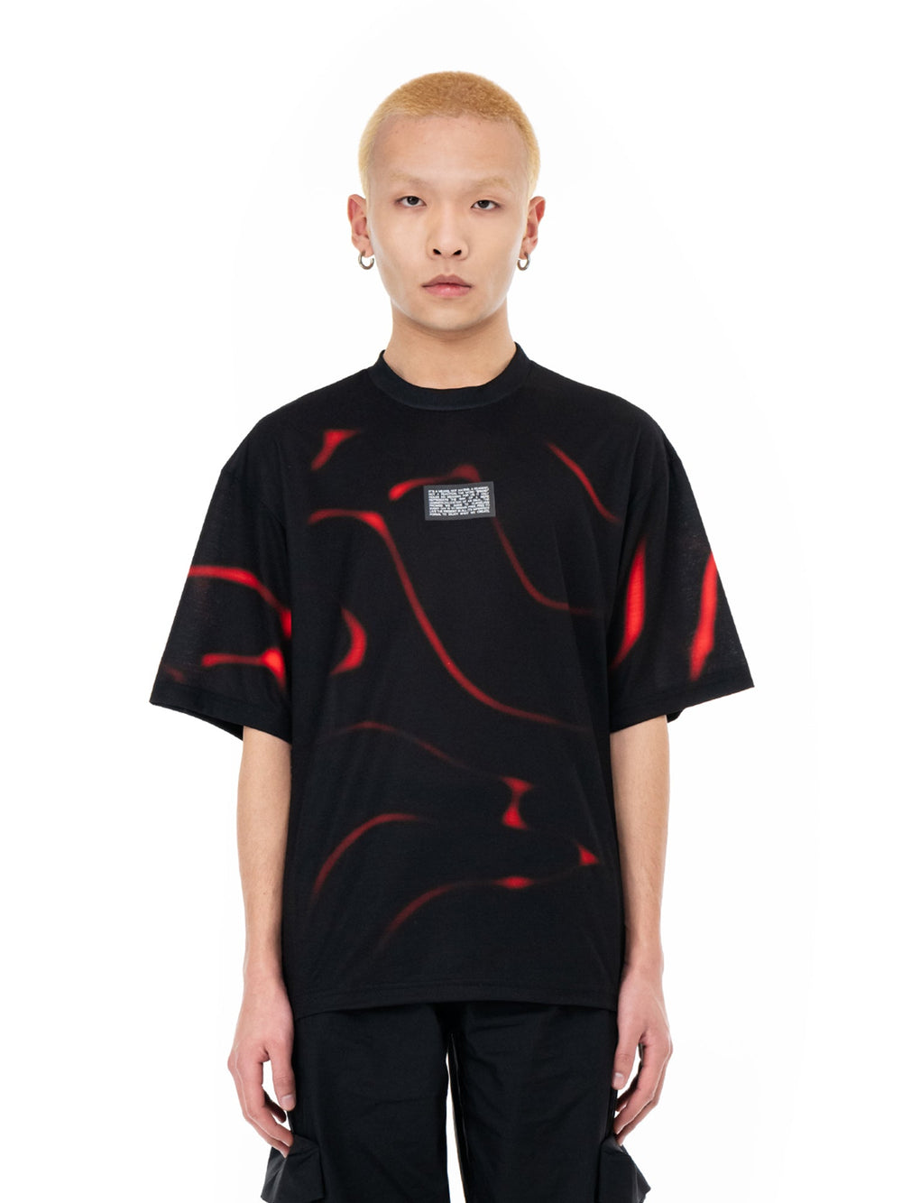 T-shirt nera Tide, indossata, vista davanti