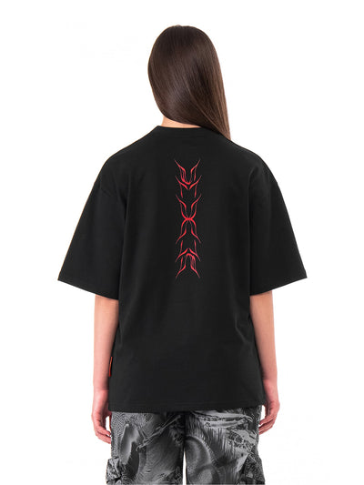 Svart T-shirt Vertebrae, på modell, bakifrån med trycket