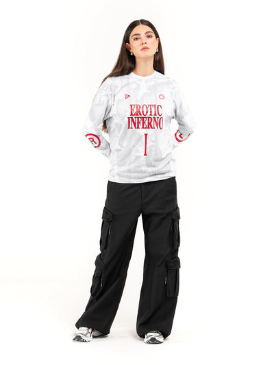 T-shirt a maniche lunghe bianca Inferno 1, indossata, figura intera