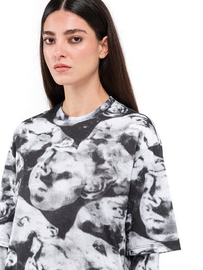 Svart och vit långärmad T-shirt Camo Black, på modell, närbild