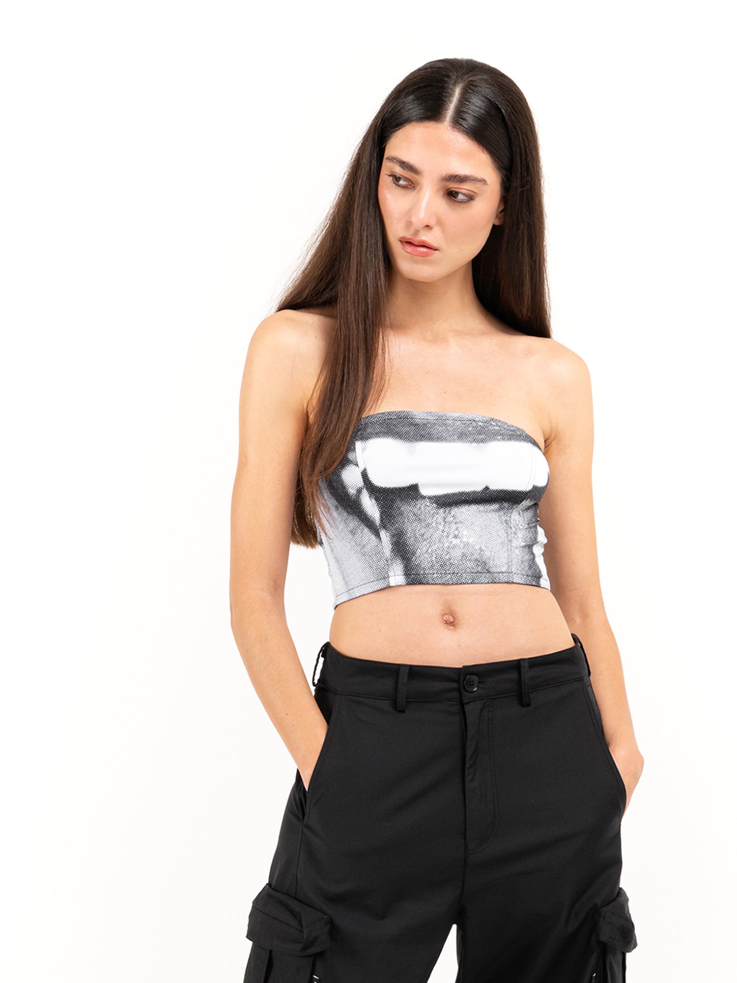 Smile szürke-fehér top, modellen, elölnézet