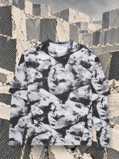 A fekete-fehér, hosszú ujjú Camo Black póló fehér és szürke papírtömbökből álló kőfejtőben.