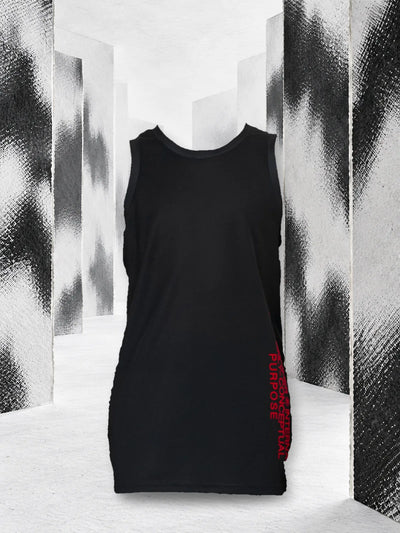 Czarny tank top Concept z czerwonym napisem na boku, między ścianami z białego papieru poplamionymi czernią.