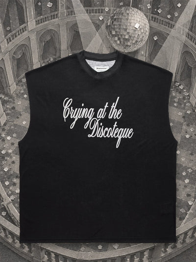 De zwarte tanktop Crying@Disco in een lege danszaal van grijs papier, onder een spiegelbol van papier.