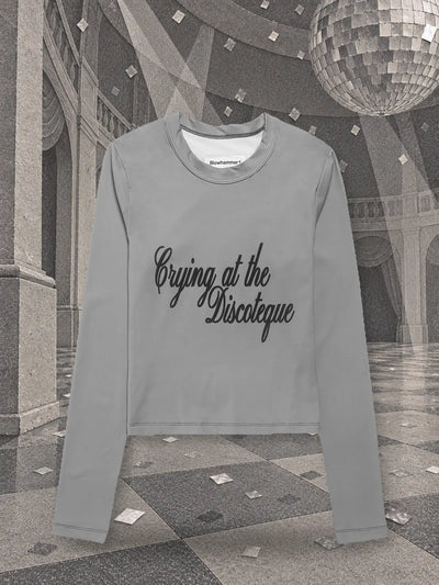 Szary longsleeve Crying@Disco w pustej sali balowej z szarego papieru, pod kulą lustrzaną zrobioną z papieru.