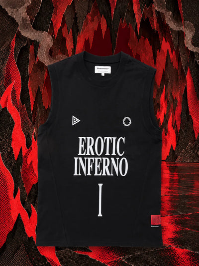 A fekete Erotic Black trikó egy fekete papírbarlangban, piros papírlángok között.