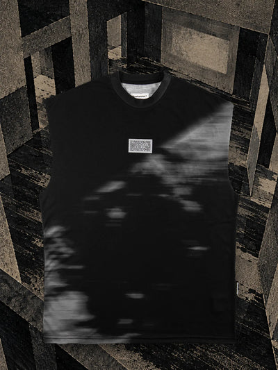Czarny tank top Leak w pokoju z ciemnego papieru, z czarnym tuszem spływającym po ścianach i podłodze.