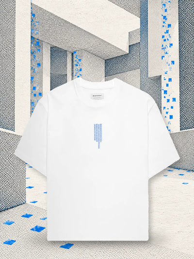 Biały T-shirt Litkid w pokoju z białego papieru, w którym pada deszcz małych kwadracików z niebieskiego papieru.
