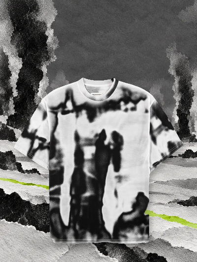Biało-czarny T-shirt Rift na papierowym śniegu, wśród słupów czarnego dymu i limonkowej linii.