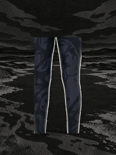 Egy darab a fekete Strand leggings mintájából, cérnán függve egy fekete papírfolyó partja fölött.