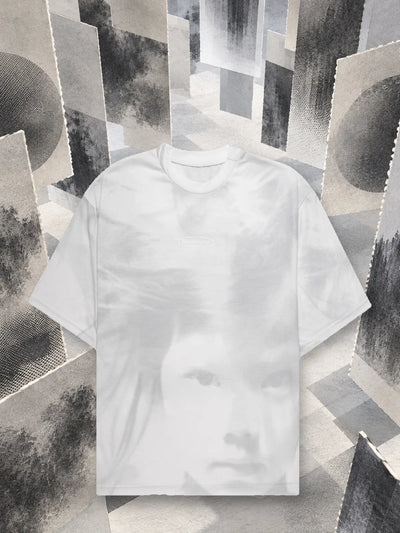 Biały T-shirt Stream wśród zawieszonych paneli z szarego papieru, drukowanych w raster.