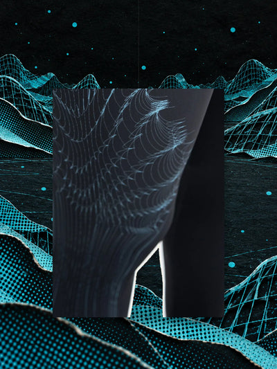 Egy darab a fekete UV Wired leggings szárából, a nyomott világoskék hálómintával, cérnán függve világoskék papírháló hullámai között a sötétben.
