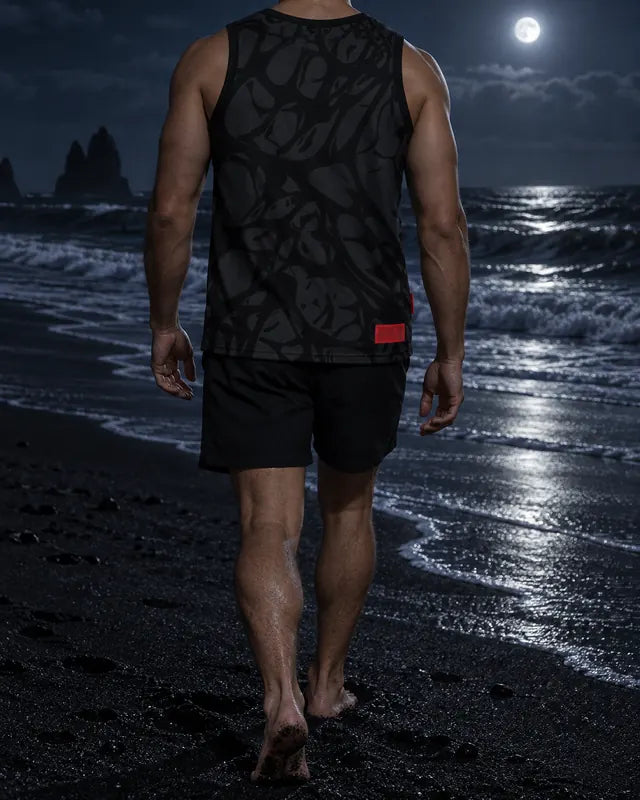 Una persona inventata di spalle con la canotta Strand, su una riva nera di notte.