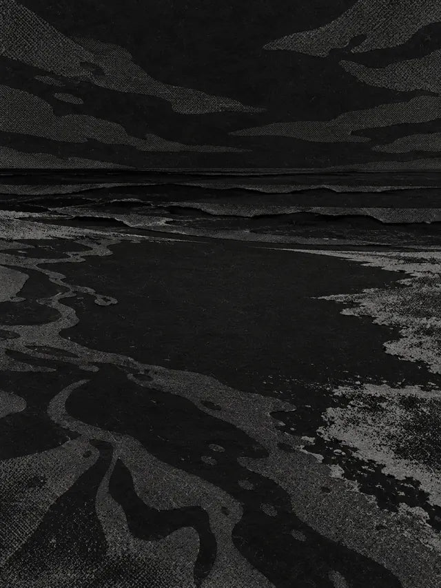 Una spiaggia notturna di carta nera a retino, con le forme tonde della stampa lasciate dall'acqua, senza il capo.