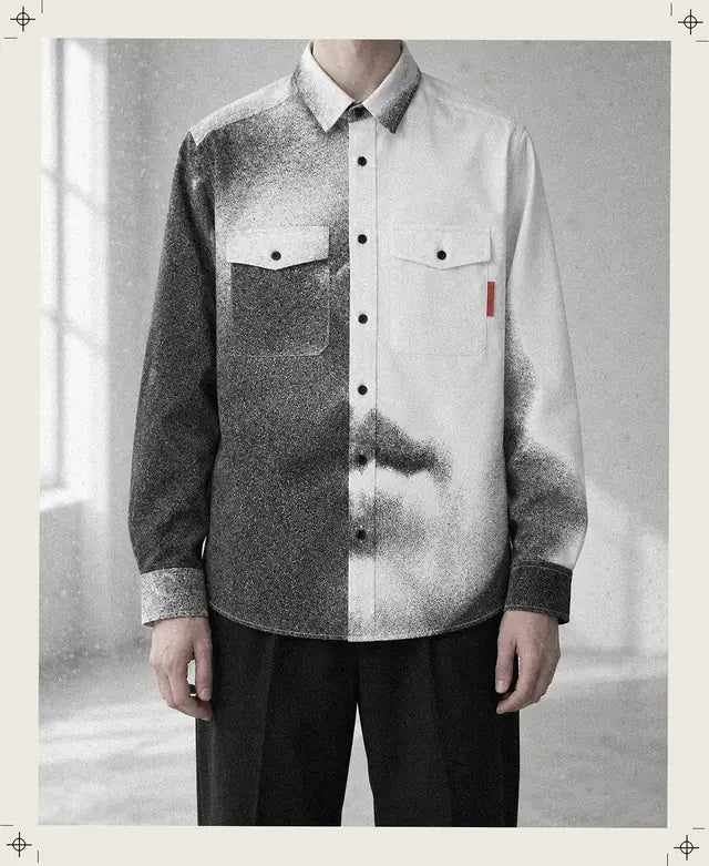 Una persona inventata, tagliata alla base del collo, indossa la camicia Mouth con il volto sgranato stampato su un lato.