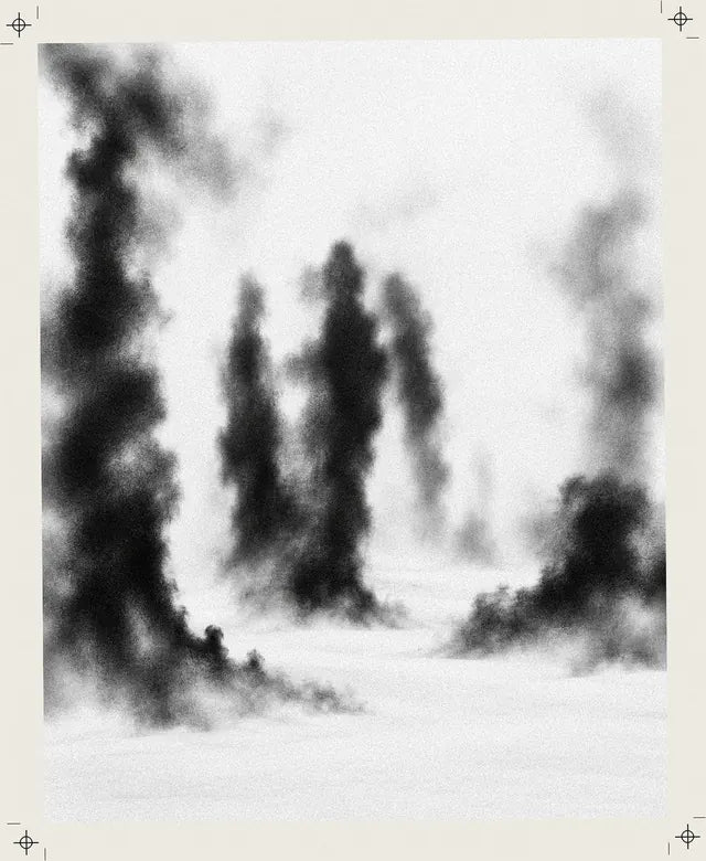 Un campo di neve con colonne di fumo nero sfocate.